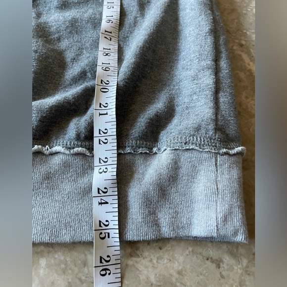 UNIVERSAL Studios Wizarding World Harry Potter Gryffindor Crewneck Sweatshirt - Picture 8 of 8